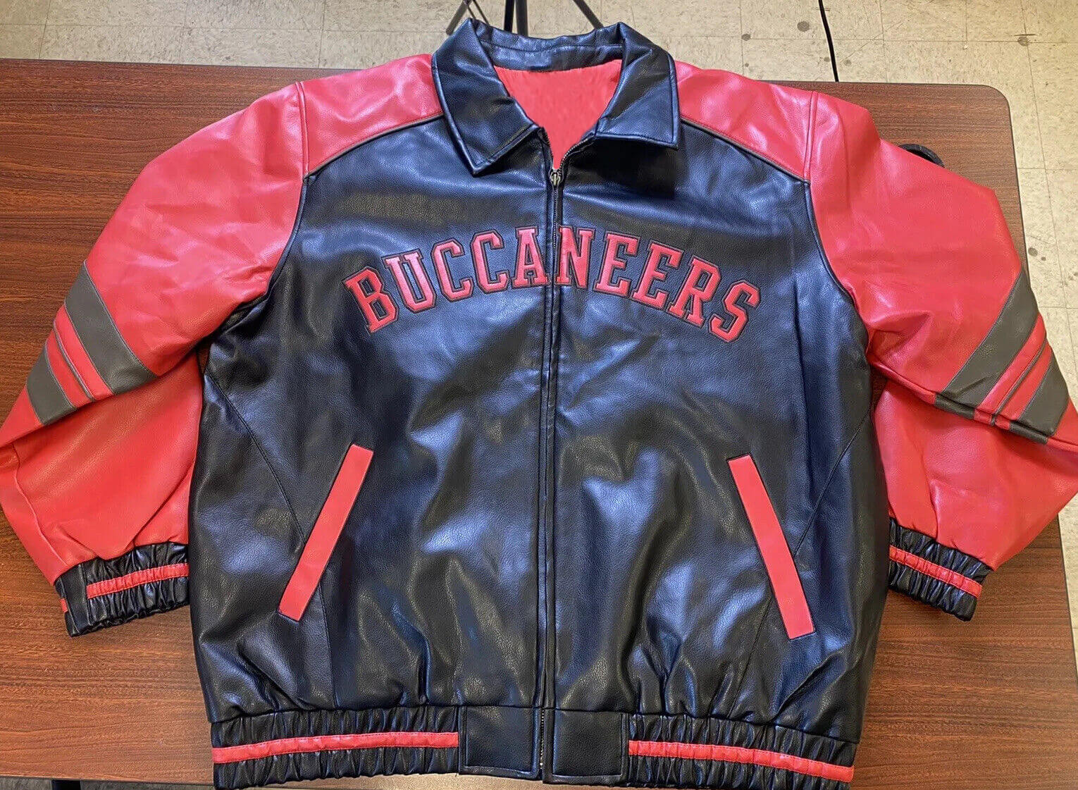 Vintage G-III Tampa Bay Buccaneers Leather Jacket (1) Vintage G-III Tampa Bay Buccaneers Leather Jacket