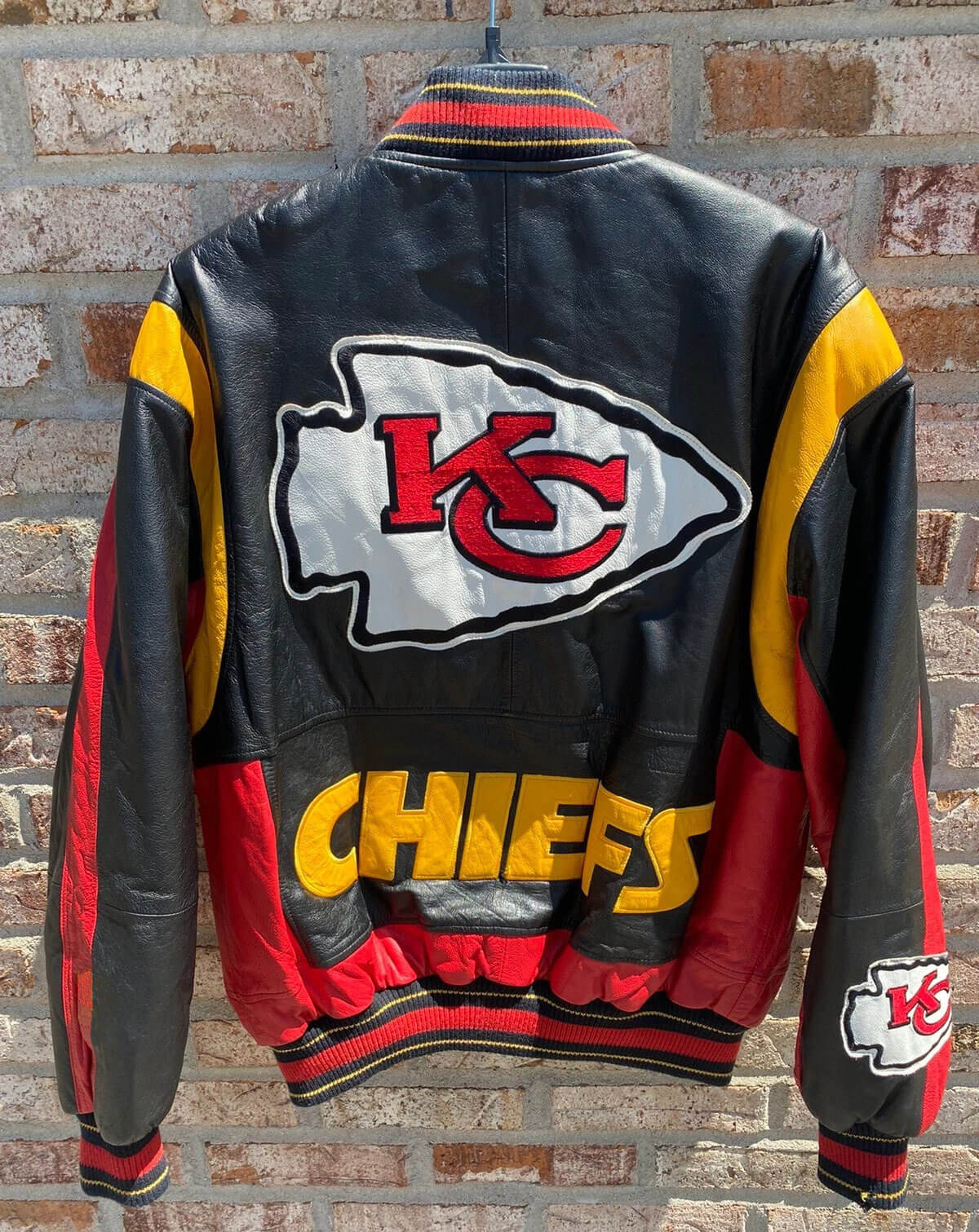 https://www.makerofjacket.com/wp-content/uploads/2022/12/G-III-Vtg-NFL-Kansas-City-Chiefs-Leather-Jacket-2.jpg