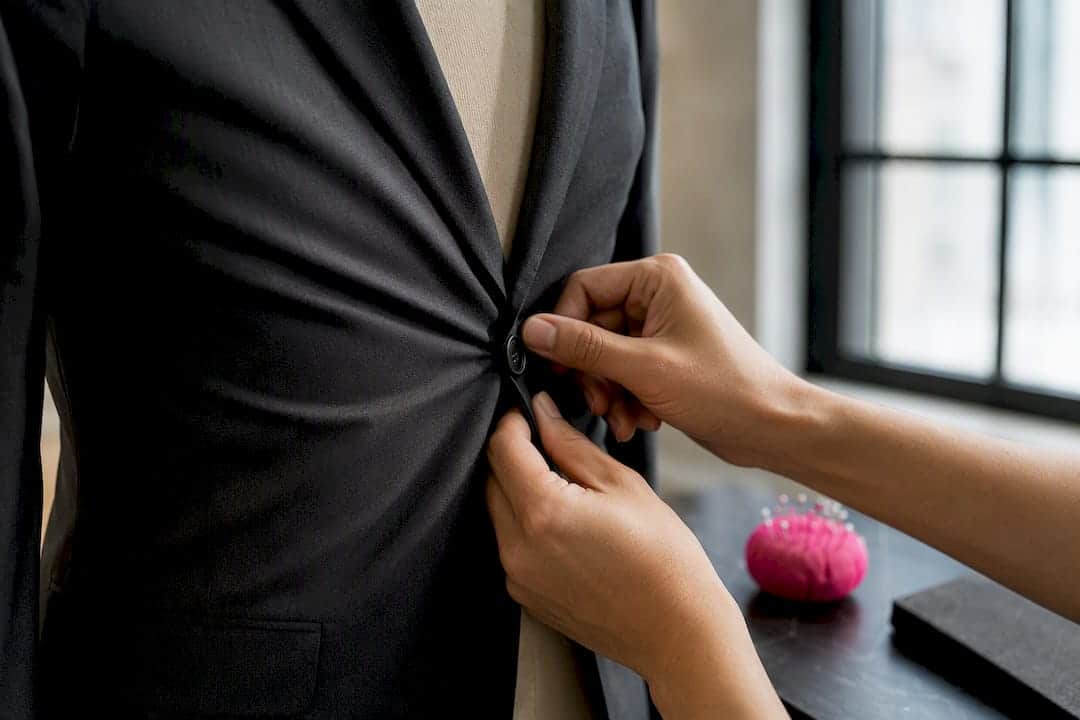 X-shaped fabric pull during jacket fit test