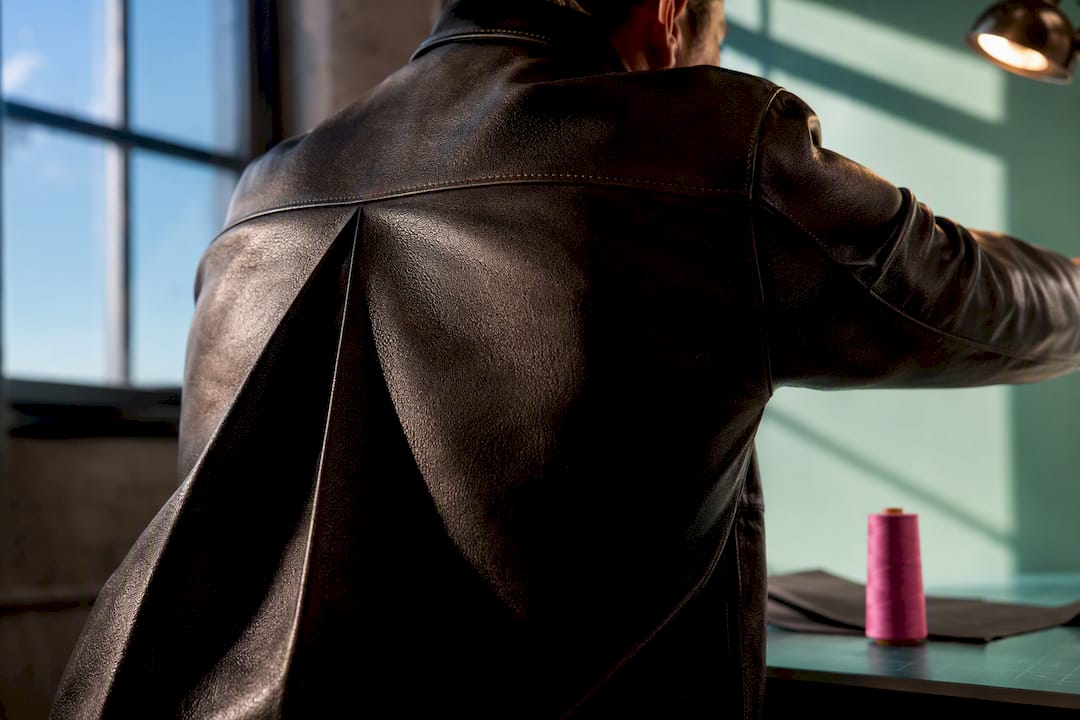 Leather back pleat expanding during reach