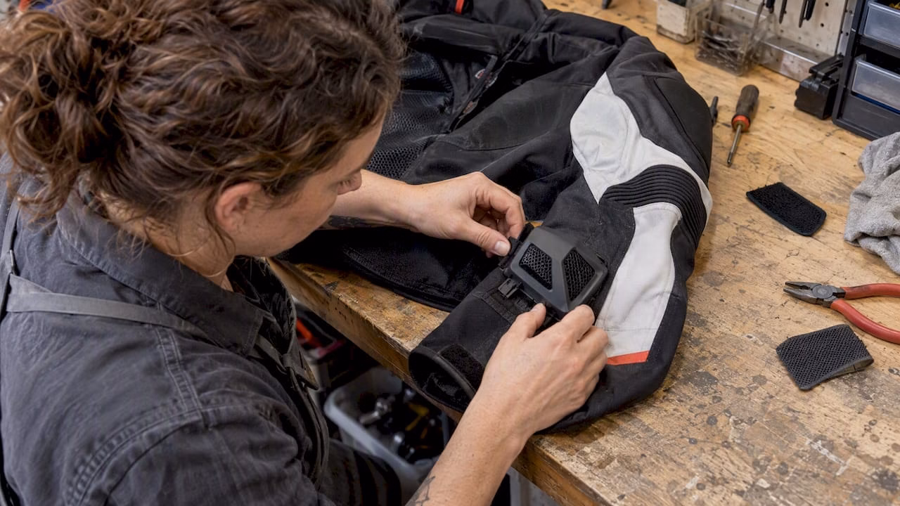 Clip-on vent scoop fitted to jacket sleeve